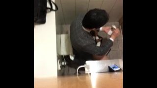 リーマンのトイレオナを盗撮