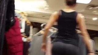 Hot teen in tight leggings exposes her big bubble butt to everybody around!