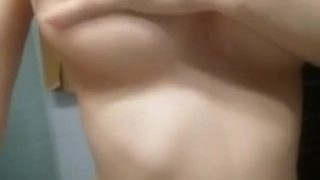 66在校大学生视频自卫，奶子弹性十足，手感强烈