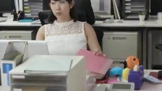 AVOP-413 胸ポッチが堪らない！ 揺れ動く巨乳ノーブラニットのOL (1)