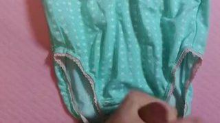 妹のパンツにぶっかけしてみた。I tried bukkake on my sister’s pants.