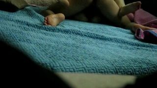 趁媳妇睡着没注意把摄像机藏着拍