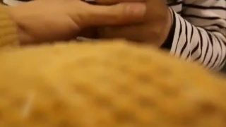 Tierna colegiala de Primaria en su primera corrida en la boca