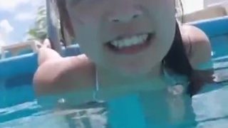 ゆうみ　ポチャムチのイヤらしいHカップおっぱいを見せるプール遊び