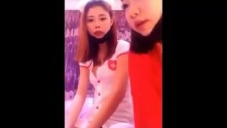 中国姑娘轮流给粉丝展示自己的骚逼制服丝袜诱惑现场抠逼自慰，馒头逼水多。