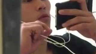 学生寮の便所 – MeloロゴTシャツ君 (old dormitory WC spycam, MELO T-shirts boy)