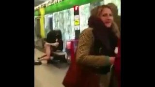 老外在车站做爱无视行人 绝对真爱live