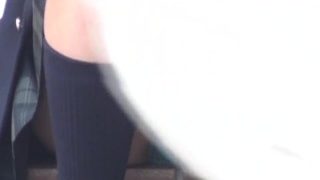 しゃがみJK青パンチラ –