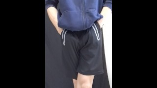 短パン小僧が現れた！だが、おしっこを我慢しているようだ・・・